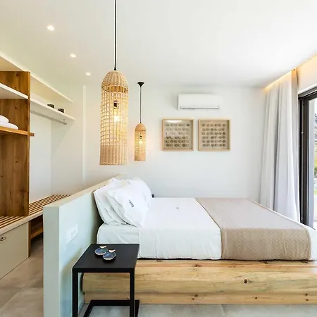 Smili-naiades/3 Bedrooms, Luxury, Beachfront בית נופש *