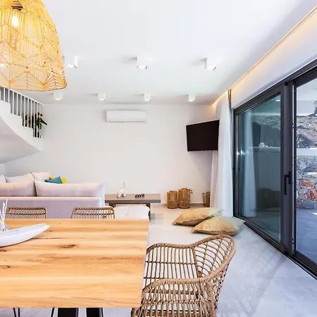 Smili-naiades/3 Bedrooms, Luxury, Beachfront פלאקיאס