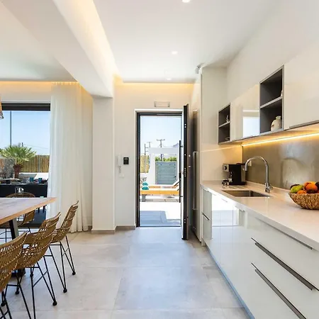 Smili-naiades/3 Bedrooms, Luxury, Beachfront פלאקיאס